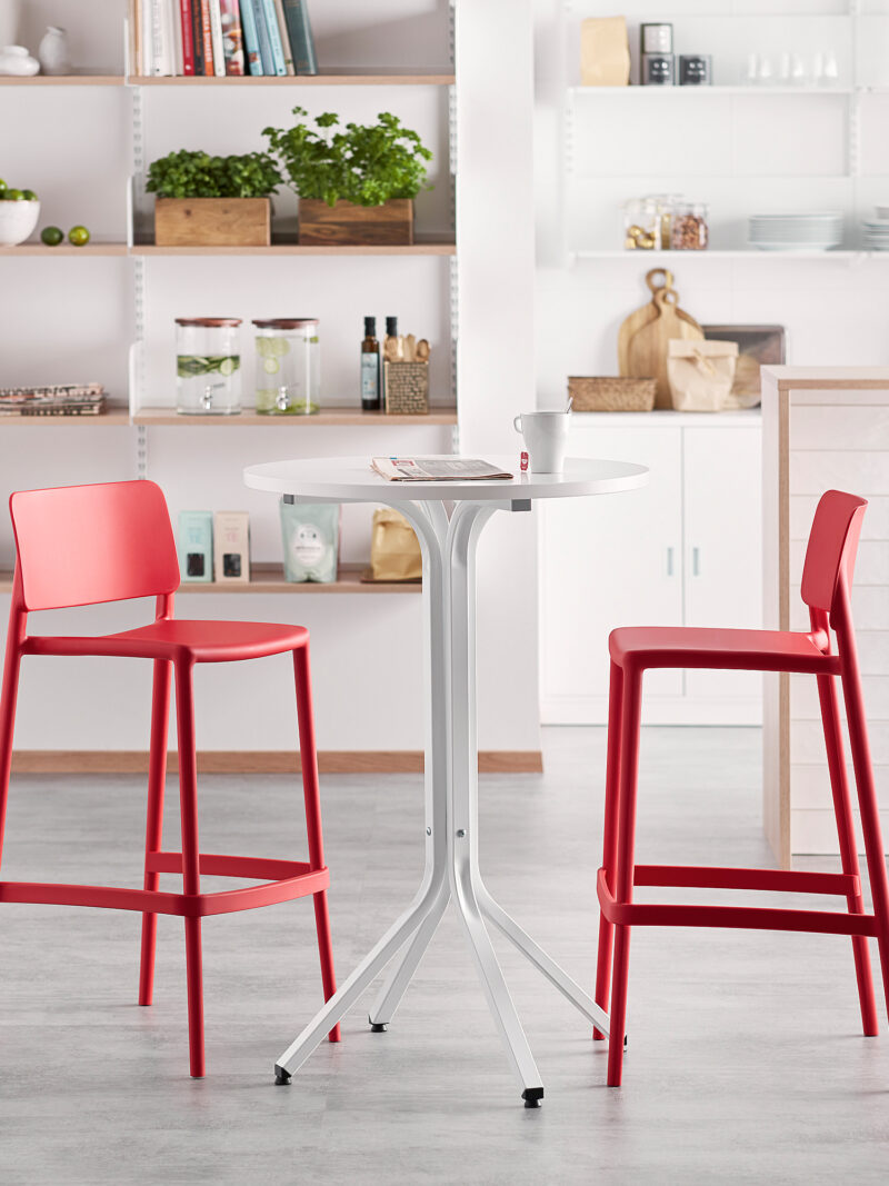 Zestaw mebli VARIOUS + RIO, stół i 2 czerwone krzesła barowe
