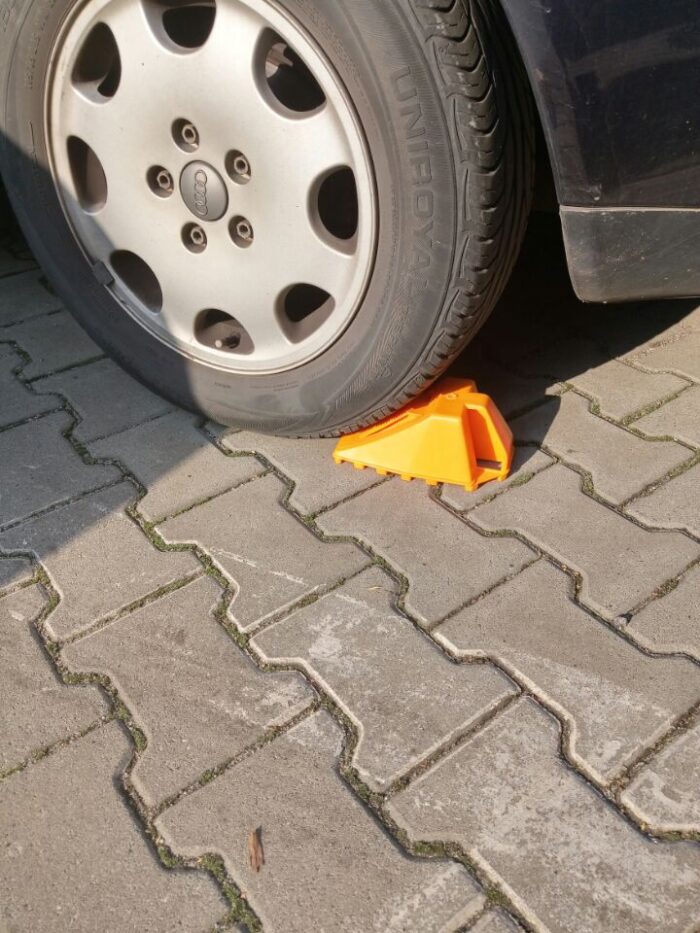 Klin pod koła samochodu - obrazek 3