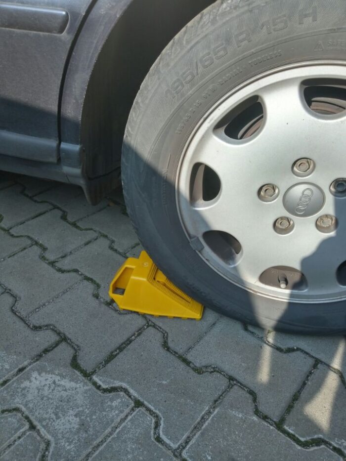 Klin pod koła samochodu - obrazek 5