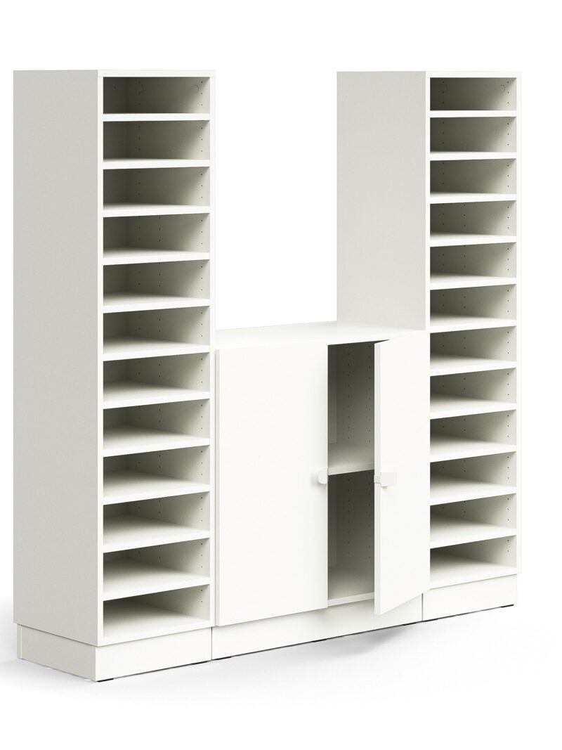 Rozwiązanie do obsługi poczty QBUS, 22 półki + 1 szafka, cokół, 1636x1600x420 mm, biały