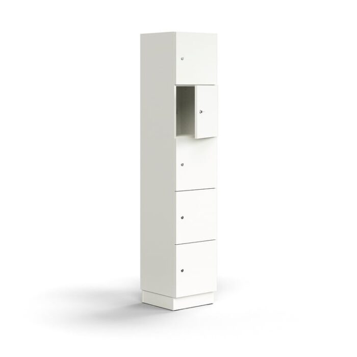 Zamykana szafa schowkowa QBUS, 5 schowków, cokół, 2020x400x420 mm, biały