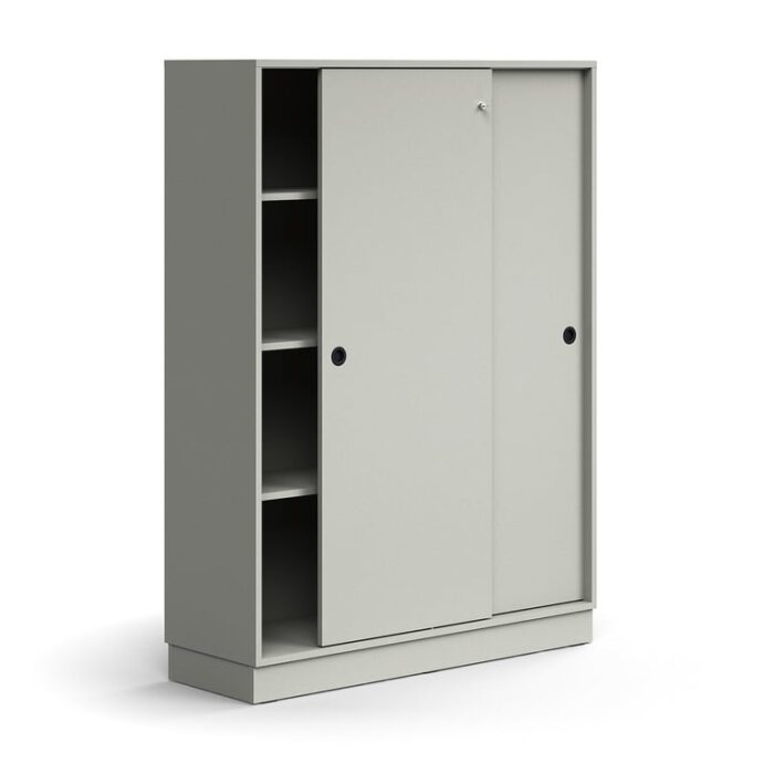 Zamykana szafa przesuwna QBUS, 3 półki, cokół, uchwyty, 1636x1200x400 mm, jasnoszary