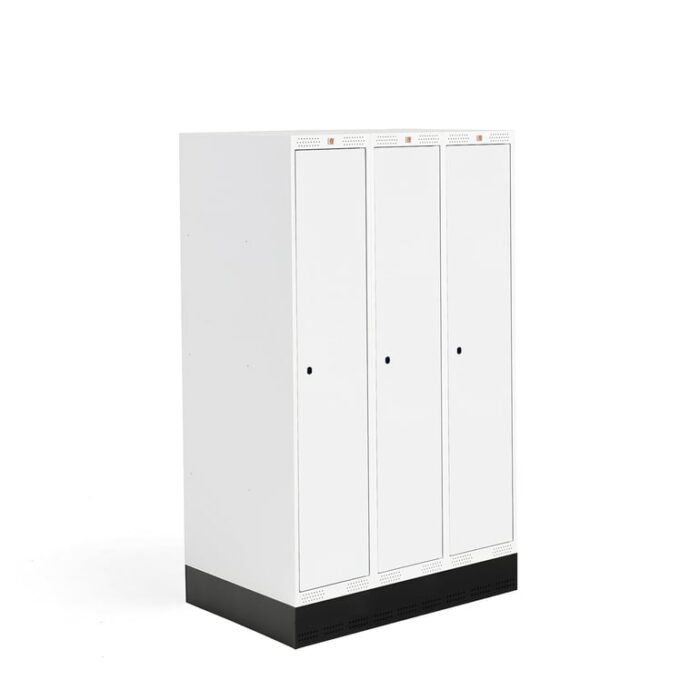 Szafka do szatni ROZ, 3 moduły, 3 drzwi, 1510x900x550 mm, biały, z podstawą