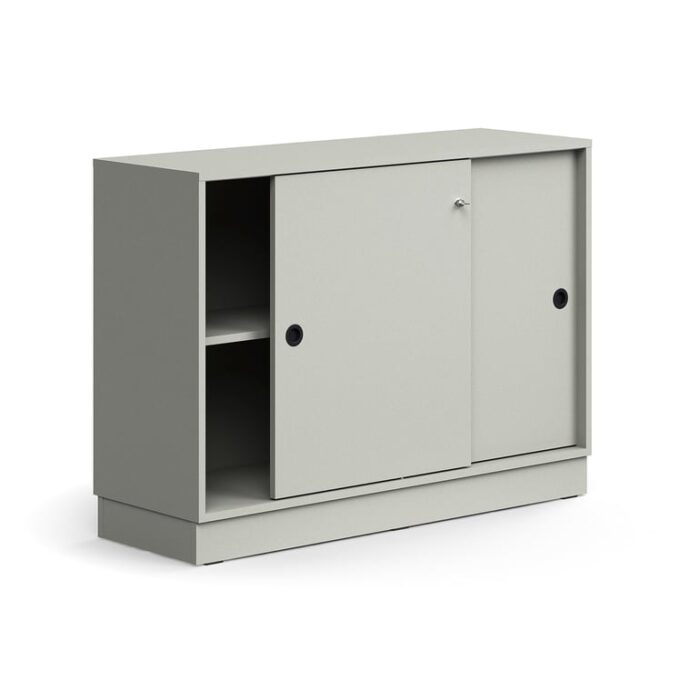 Zamykana szafa przesuwna QBUS, 1 półka, cokół, uchwyty, 868x1200x400 mm, jasnoszary